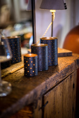 Bougie en acier noir sur une commode large en bois devant un miroir