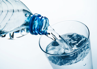 Nalewanie wody do szklanki © piotrszczepanek