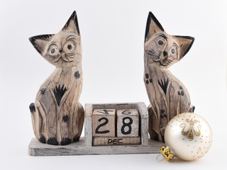 holzkalender katzen mit weihnachtskugel