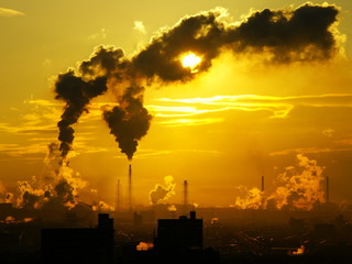 黒煙をはく巨大製鉄所