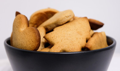 Baked gignges christmas cookies in black bowl