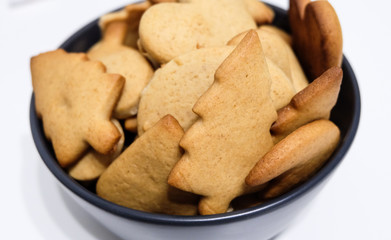 Baked gignges christmas cookies in black bowl