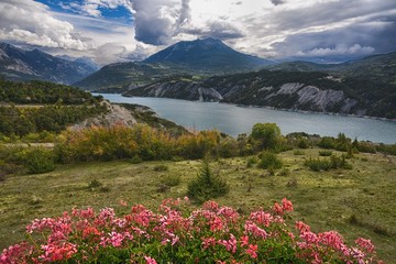 Naklejka na ściany i meble Lac de Serre Ponçon Alpes Françaises