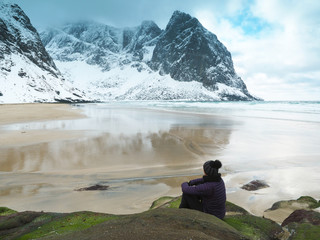 Lofoten im Winter - Frau am Kvalvika Beach