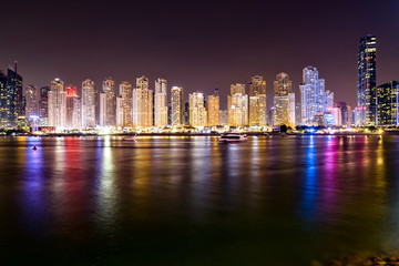 Obraz premium Dubai Skyline view at night, Dubai, United Arab Emirates