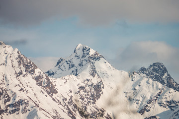 Verschneiter Berggipfel