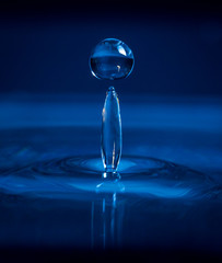 Fototapeta na wymiar Wassertropf auf Wassersäule - blau - Water Drop