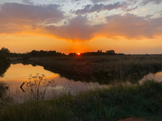 Jolie coucher de soleil en france étang marais