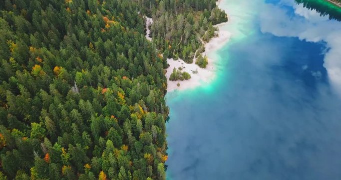 vista dall'alto suggestiva in volo sopra uno specchio d'acqua in mezzo alla foresta e alle montagne