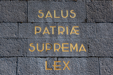 Inschrift auf Kriegsdenkmal in Brüssel, Belgien