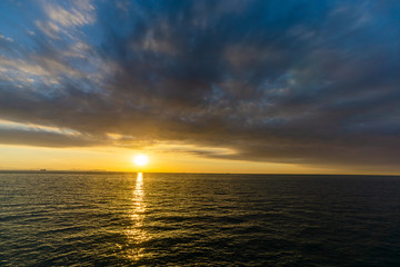 波間を照らす雲と海の狭間の日の出DSC2904