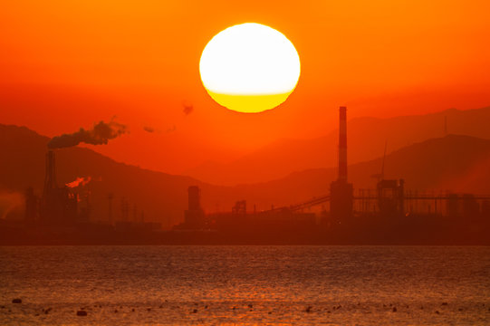 夕日が沈む工場のシルエットDSC2860