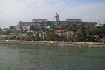 Obraz premium ブダペスト ドナウ川とブダ王宮全景