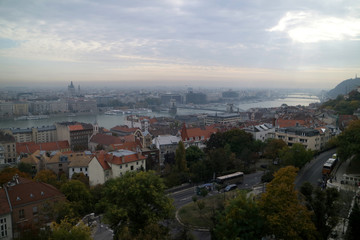 Fototapeta na wymiar ブダペスト　漁夫の砦から見るドナウ川とセーチェニ鎖橋全景