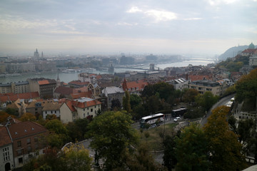 Fototapeta na wymiar ブダペスト　漁夫の砦から見るドナウ川とセーチェニ鎖橋遠景