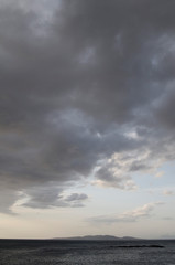 Fototapeta na wymiar Irelande, Connemara. Ireland Connemara. Ciel nuageux, couvert. Vue sur une île. 