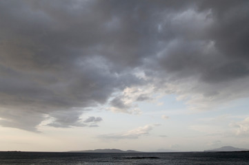 Irelande, Connemara. Ireland Connemara. Ciel nuageux, vue sur des iles. 