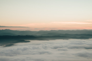 Fototapeta na wymiar Sunrise over the sea of mist.