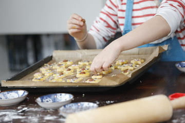 Kind backen, dekorieren, ausstechen, Weihnachtsplätzchen, bunte Plätzchen mit  Backblech, Holz...