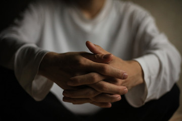 Fototapeta premium 悲しみに暮れる男性