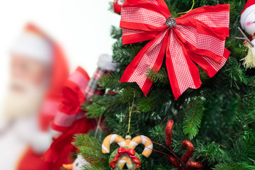 árvore de natal com papai noel desfocado no fundo