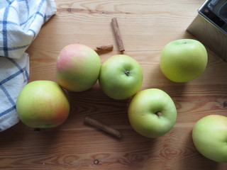 テーブルに置かれた青リンゴ