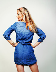 frau in coolen jeanskleid legere jeans