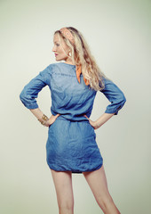 frau in engen kleid