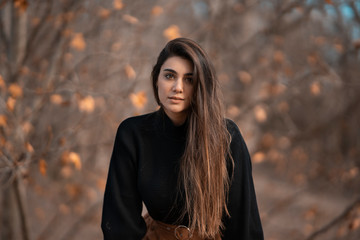 Retrato de mujer joven en paisaje otoñal