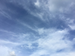 Obraz premium Czyste błękitne niebo i miękka biała chmura. Tekstury tła nieba i tapety.