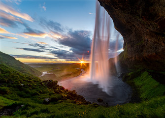 Seljalandsfoss Mitternachtssonne Gegenlicht Island Mittsommer Gegenlicht Weitwinkel Naturschauspiel...