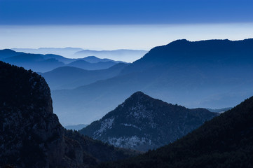 Fototapeta premium Siluetas en la montaña