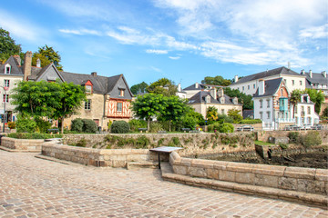 Fototapeta na wymiar Auray, Quartier de Saint-Goustan. Sur le pont en direction du centre ville. Morbihan. Bretagne