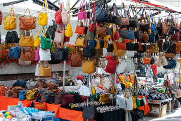 Vendere borse e borsette al mercato
