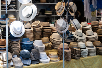 Bancarella che vende cappelli al mercato