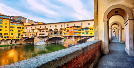 Fotobehang Ponte Vecchio-brug en promenade langs de rivier in Florence, Italië © Boris Stroujko