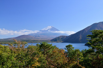 本栖湖から眺める秋の富士山