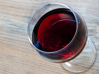 verre à pied et vin rouge