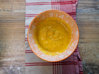 Curcuma mixé dans un bol vu du dessus