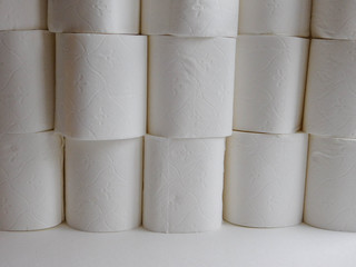 Empilement de rouleaux de papier toilette blanc en gros plan plein cadre