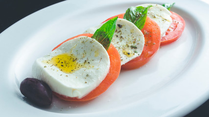 ensalada caprese de queso mozzarella y tomate