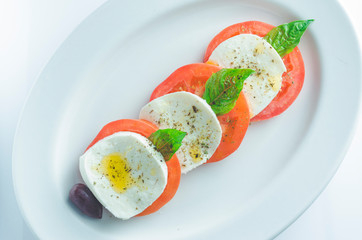 ensalada caprese de queso mozzarella y tomate