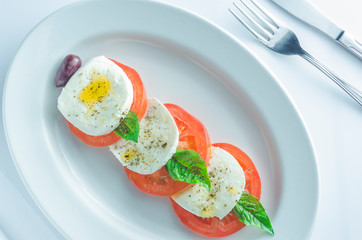 ensalada caprese de queso mozzarella y tomate