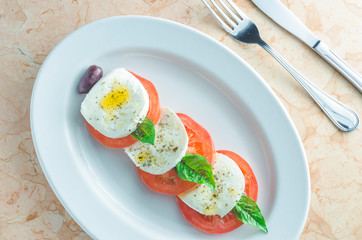 ensalada caprese de queso mozzarella y tomate