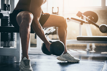 starker Mann, der in der Sporthalle trainiert, Trainingsübungstraining in Fitness für einen starken und fitten Körper, gesunde Lifestyle-Menschen