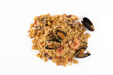 fregola sarda con frutti di mare su fondo bianco