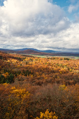 Herbstlicher Blick auf die Gleichberge in Thüringen Deutschland