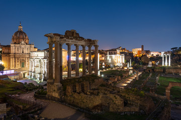 Erhöhte Ansicht des beleuchteten Forum Romanum in Rom mit den Säulen des Saturn-Tempels.