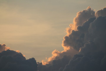 Kopf in den Wolken