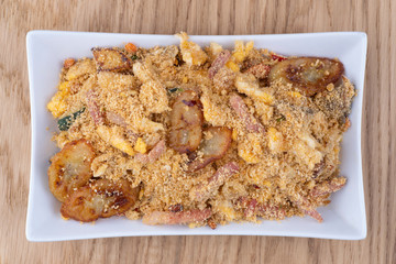 piatto di farofa su tavolo di legno